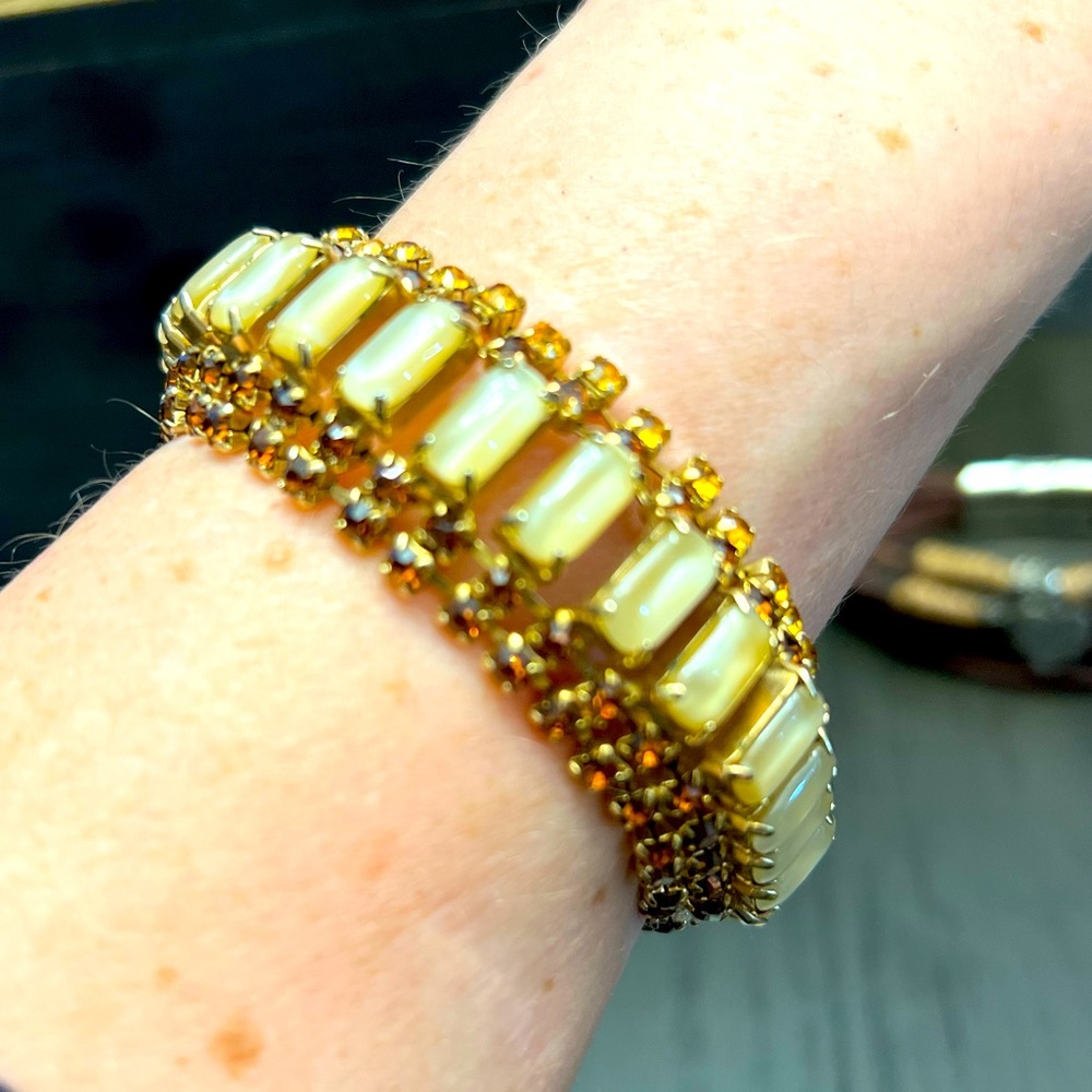 Estate Jewelry Bracelet in Amber, Beige, and Brown Gem Stones - Picture 6 of 6